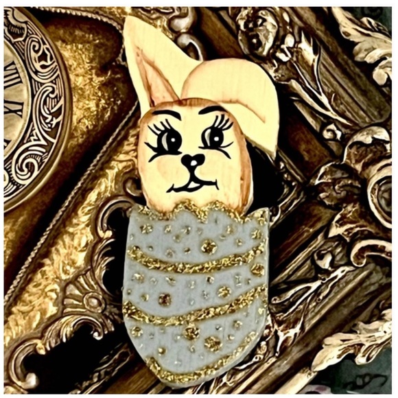 VINTAGE • Bunny Pin Rabbit Brooch Wood Hand Painted - Picture 4 of 4